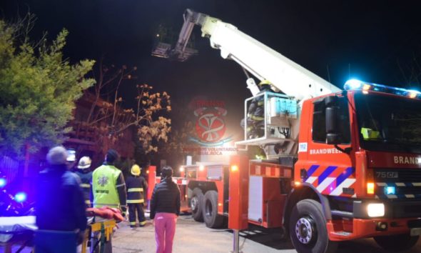 Bomberos rescataron a una persona de un techo Bomberos rescataron a una persona de un techo