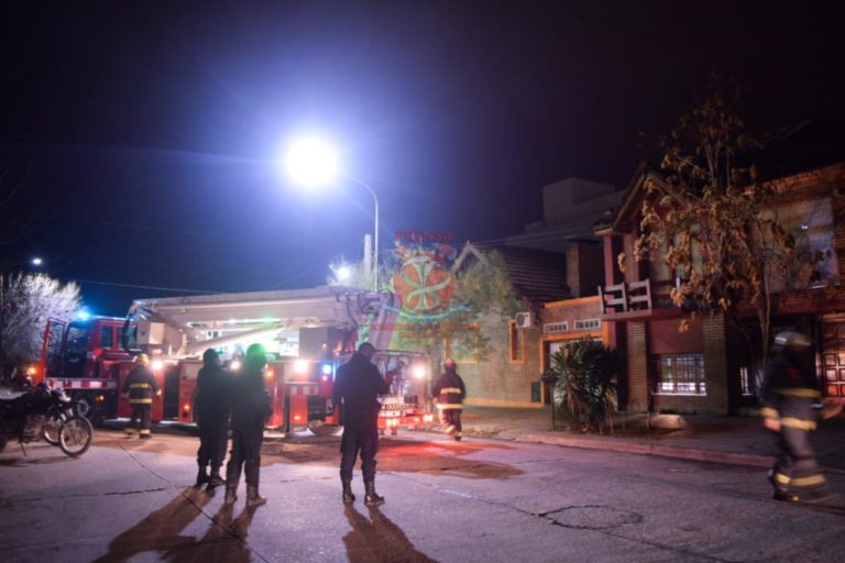 Bomberos rescataron a una persona de un techo Bomberos rescataron a una persona de un techo