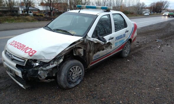 Un móvil policial y una camioneta chocaron en Ruta 22 y Damas Patricias Un móvil policial y una camioneta chocaron en Ruta 22 y Damas Patricias